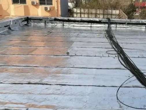 通化市卫生间漏水维修公司分享下通化市屋面楼顶防水刚性防水层施工要点。